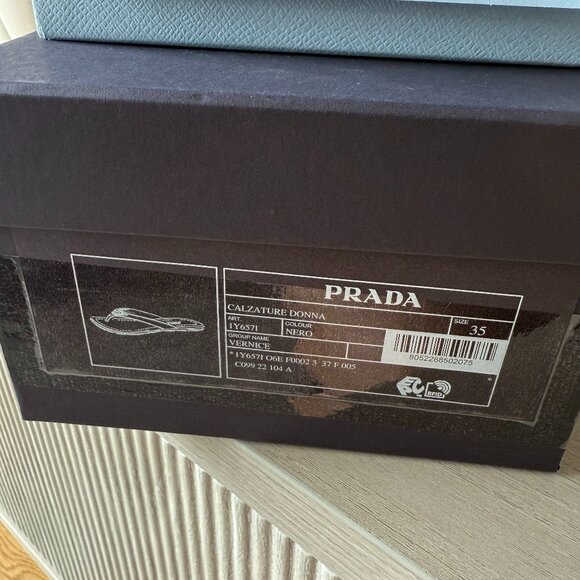 NWT Prada Thong Flat Sandals Black Leather Triangle Logo Sz 35 - Picture 2 of 10